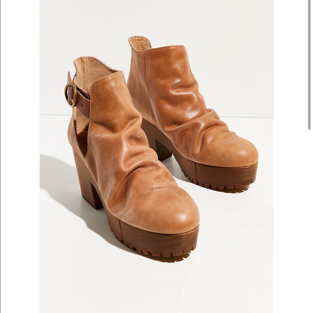 Suri Clog in Tan